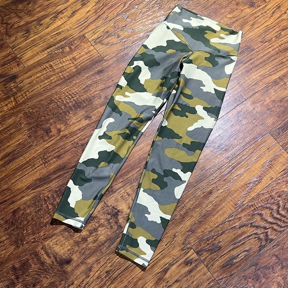 Offline by Aerie women's size S real me 7/8 length camo leggings - Picture 1 of 4
